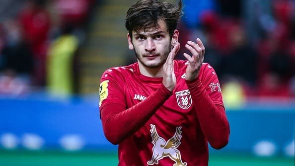 «Милан» опережает «Ювентус» в борьбе за Кварацхелию